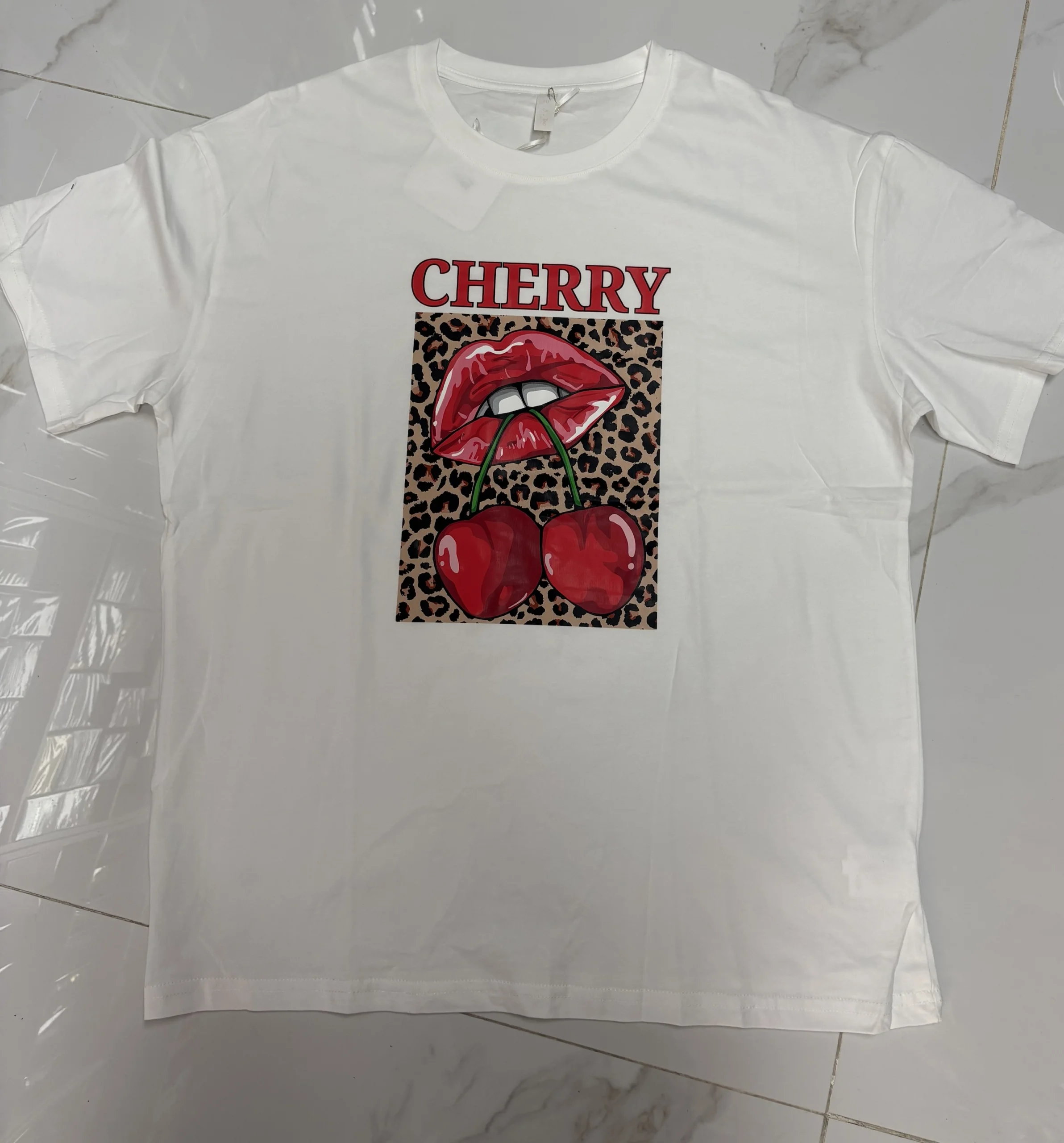 CAMISETA CHERRY CURVY